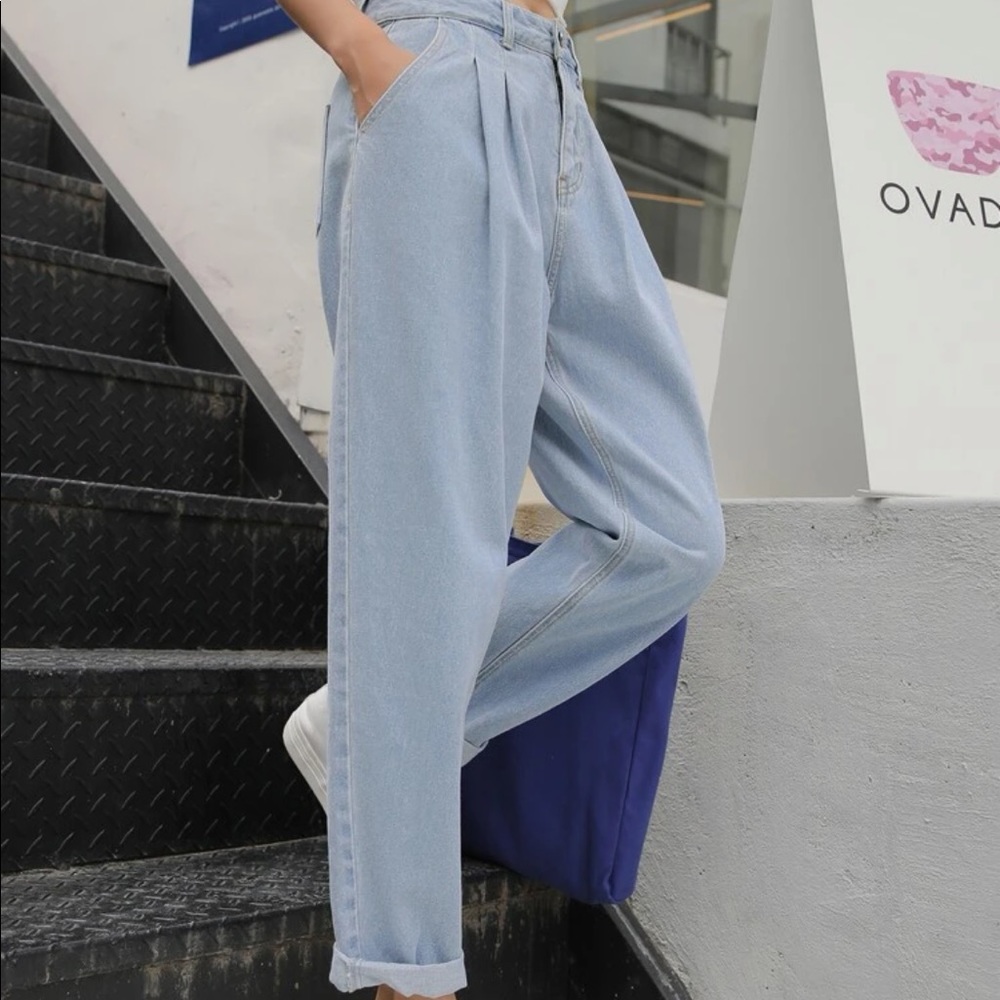 High-waisted loose jeans